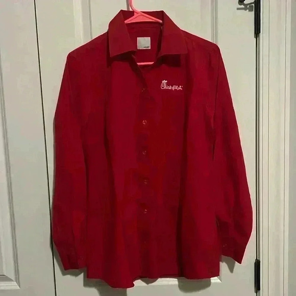 🐄Chick-fil-a size Medium Red button down long sleeve team work shirt like new - Picture 1 of 8